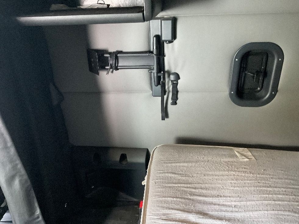 Sleeper Tractor-Heavy Duty Tractors-Freightliner-2021-T12664ST-Binghamton-NY-455,629\n\t\tmiles-$ 67,500 - Image 19