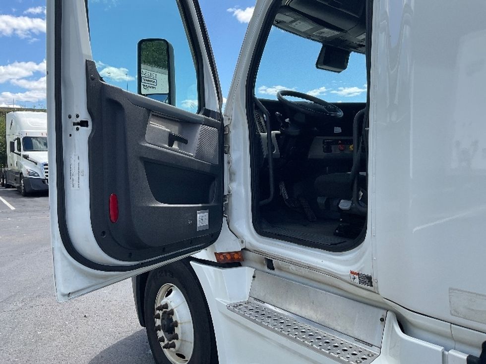 Sleeper Tractor-Heavy Duty Tractors-Freightliner-2021-T12664ST-Binghamton-NY-455,629\n\t\tmiles-$ 67,500 - Image 9