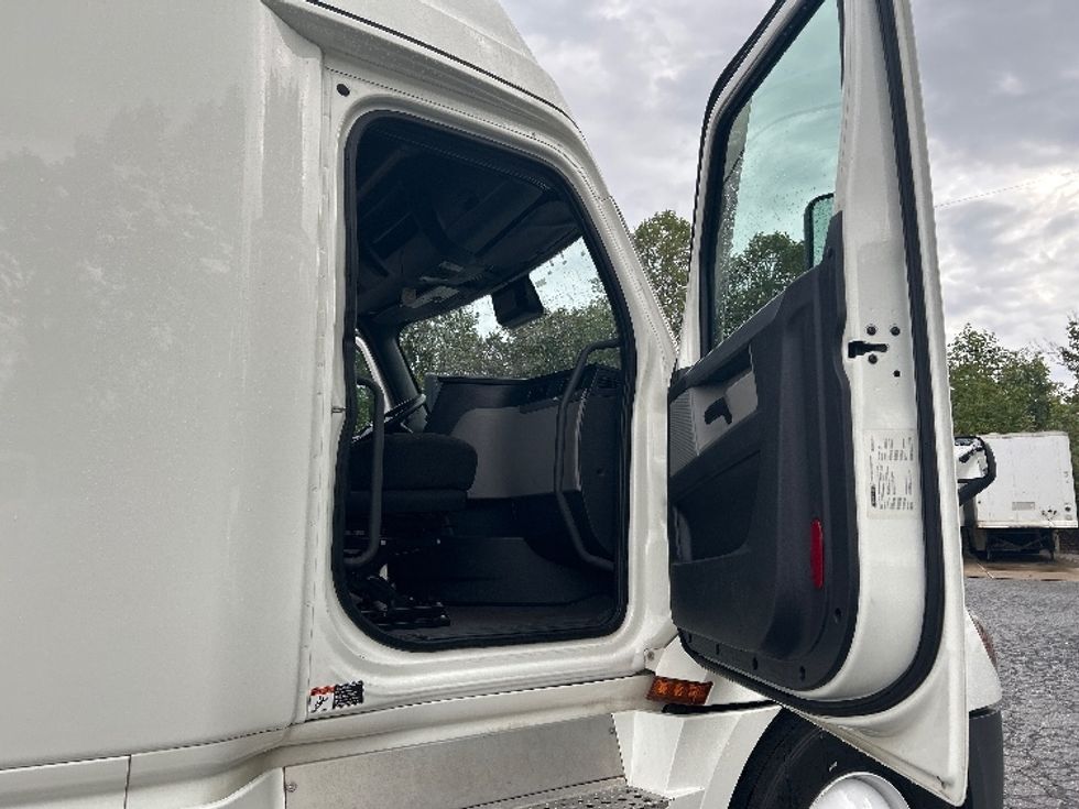 Sleeper Tractor-Heavy Duty Tractors-Freightliner-2021-T12664ST-Blountville-TN-610,165\n\t\tmiles-$ 56,250 - Image 12