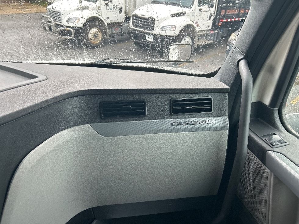 Sleeper Tractor-Heavy Duty Tractors-Freightliner-2021-T12664ST-Blountville-TN-610,165\n\t\tmiles-$ 56,250 - Image 13