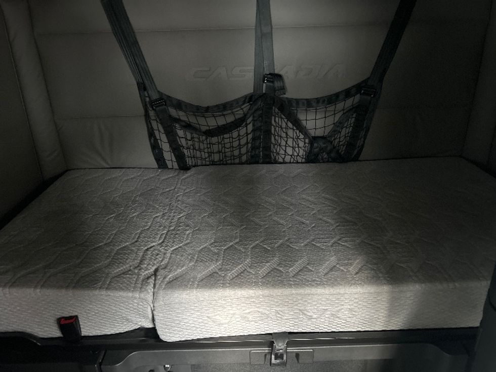 Sleeper Tractor-Heavy Duty Tractors-Freightliner-2021-T12664ST-Blountville-TN-610,165\n\t\tmiles-$ 56,250 - Image 15