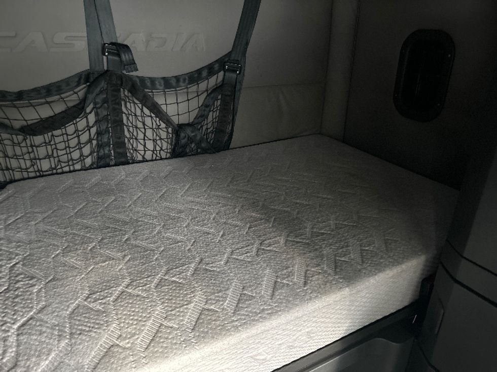 Sleeper Tractor-Heavy Duty Tractors-Freightliner-2021-T12664ST-Blountville-TN-610,165\n\t\tmiles-$ 56,250 - Image 16