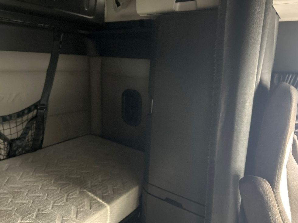 Sleeper Tractor-Heavy Duty Tractors-Freightliner-2021-T12664ST-Blountville-TN-610,165\n\t\tmiles-$ 56,250 - Image 17