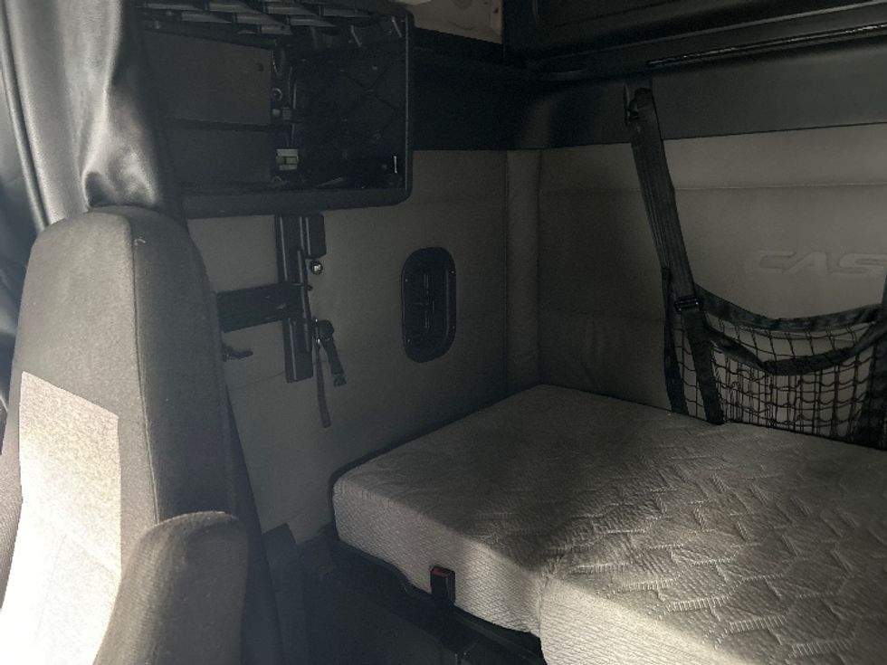 Sleeper Tractor-Heavy Duty Tractors-Freightliner-2021-T12664ST-Blountville-TN-610,165\n\t\tmiles-$ 56,250 - Image 18