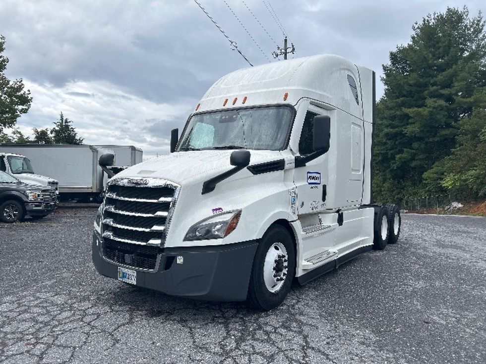 Sleeper Tractor-Heavy Duty Tractors-Freightliner-2021-T12664ST-Blountville-TN-610,165\n\t\tmiles-$ 56,250 - Image 3