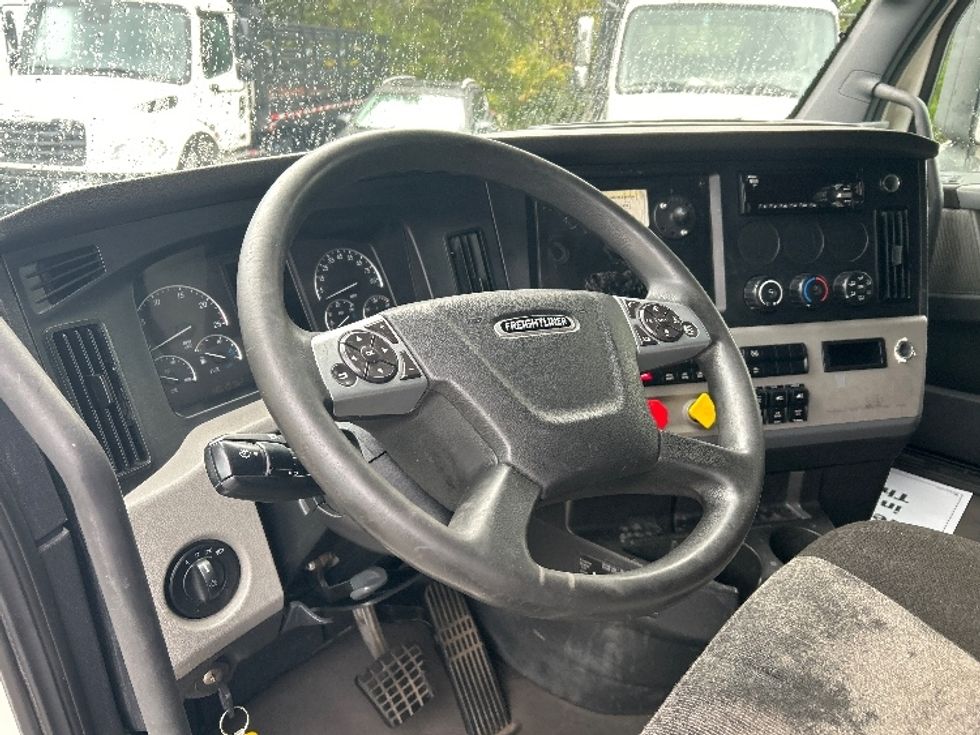 Sleeper Tractor-Heavy Duty Tractors-Freightliner-2021-T12664ST-Blountville-TN-610,165\n\t\tmiles-$ 56,250 - Image 9