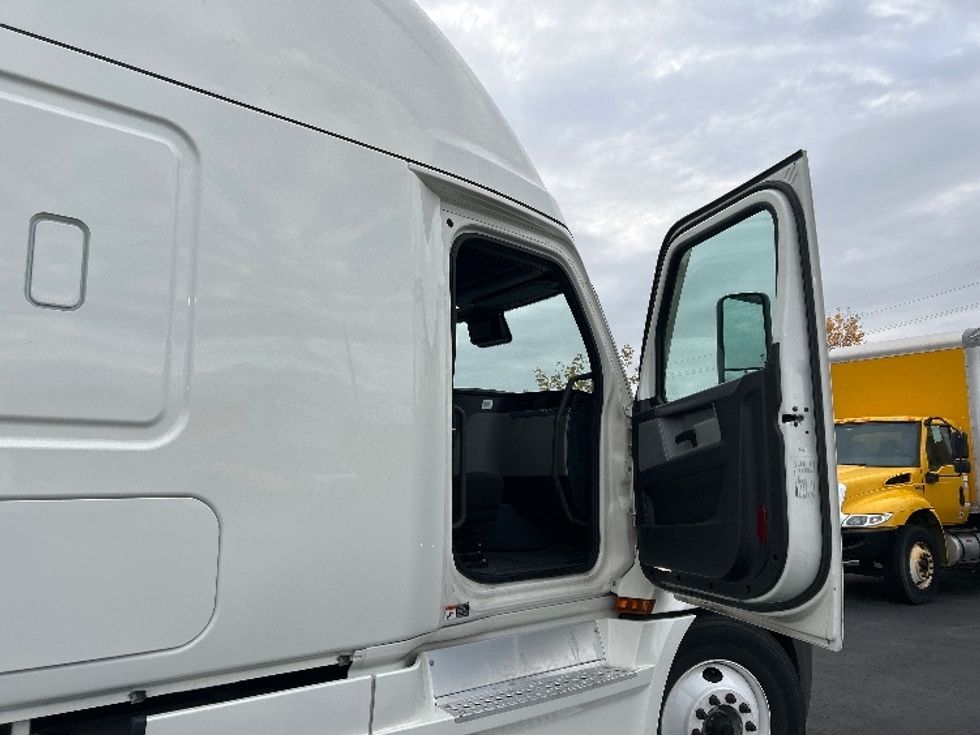 Sleeper Tractor-Heavy Duty Tractors-Freightliner-2021-T12664ST-Boise-ID-457,226\n\t\tmiles-$ 73,750 - Image 13