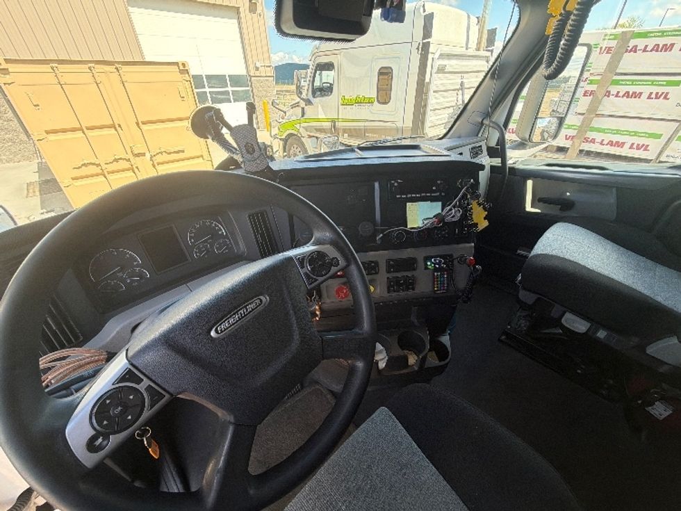 Sleeper Tractor-Heavy Duty Tractors-Freightliner-2021-T12664ST-Boise-ID-550,634\n\t\tmiles-$ 57,250 - Image 12