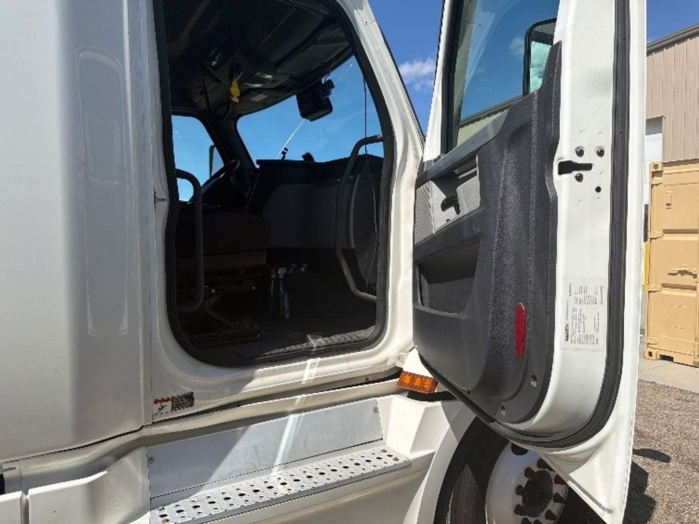 Sleeper Tractor-Heavy Duty Tractors-Freightliner-2021-T12664ST-Boise-ID-550,634\n\t\tmiles-$ 57,250 - Image 13