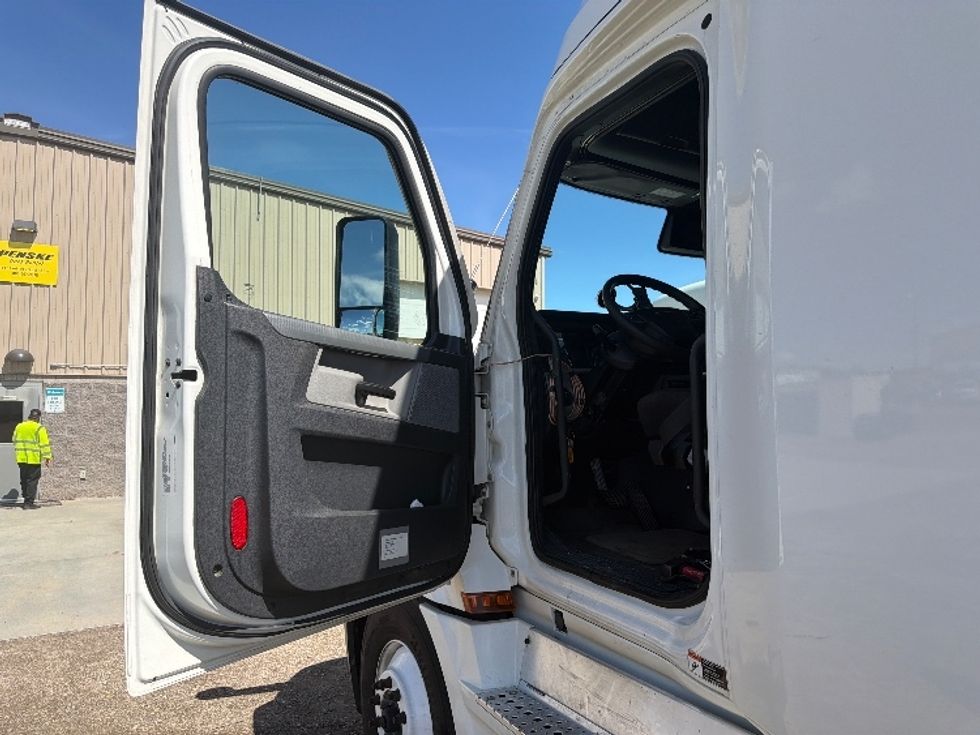 Sleeper Tractor-Heavy Duty Tractors-Freightliner-2021-T12664ST-Boise-ID-550,634\n\t\tmiles-$ 57,250 - Image 9