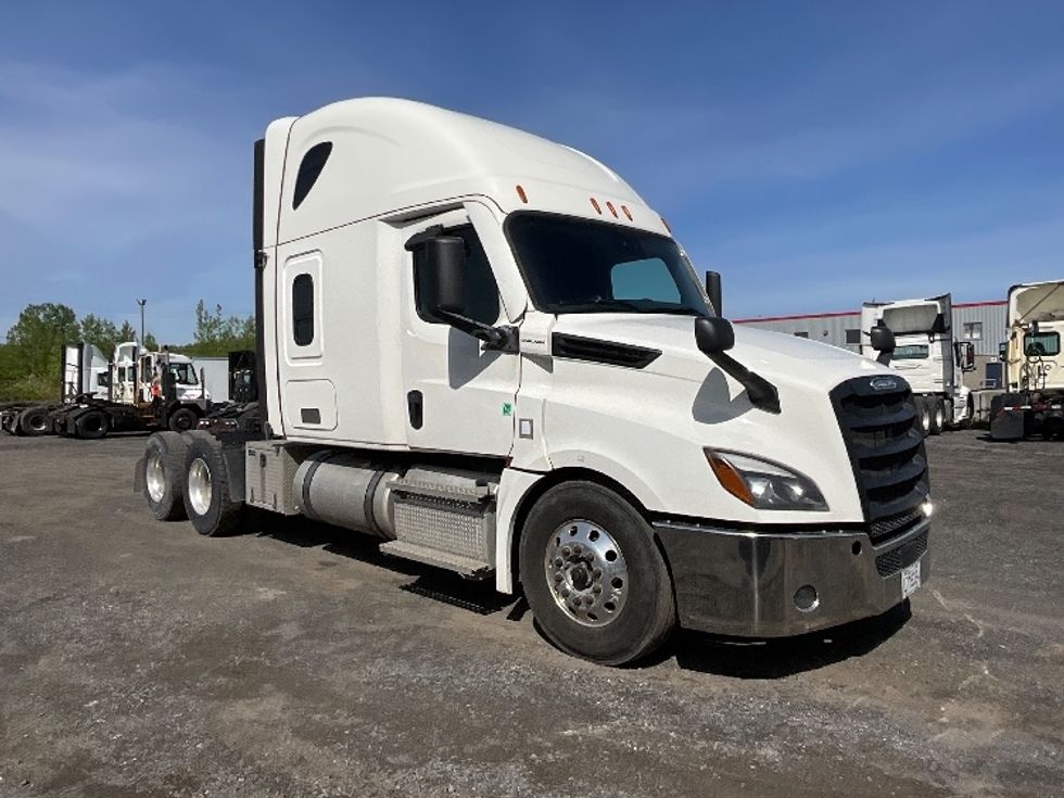 Sleeper Tractor-Heavy Duty Tractors-Freightliner-2021-T12664ST-Boucherville-PQ-834,581\n\t\tkm-$ 77,500 - Image 1