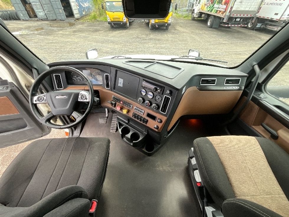 Sleeper Tractor-Heavy Duty Tractors-Freightliner-2021-T12664ST-Boucherville-PQ-834,581\n\t\tkm-$ 77,500 - Image 11