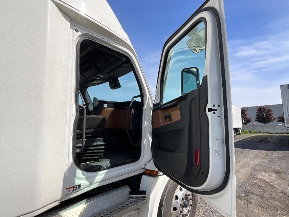 Sleeper Tractor-Heavy Duty Tractors-Freightliner-2021-T12664ST-Boucherville-PQ-834,581\n\t\tkm-$ 77,500 - Image 12