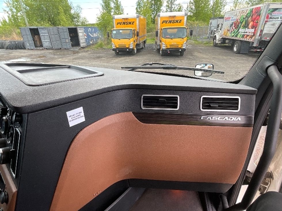 Sleeper Tractor-Heavy Duty Tractors-Freightliner-2021-T12664ST-Boucherville-PQ-834,581\n\t\tkm-$ 77,500 - Image 13