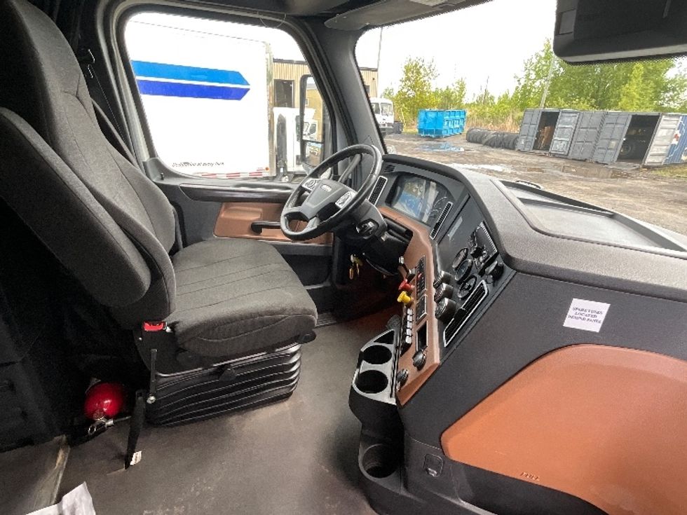 Sleeper Tractor-Heavy Duty Tractors-Freightliner-2021-T12664ST-Boucherville-PQ-834,581\n\t\tkm-$ 77,500 - Image 14