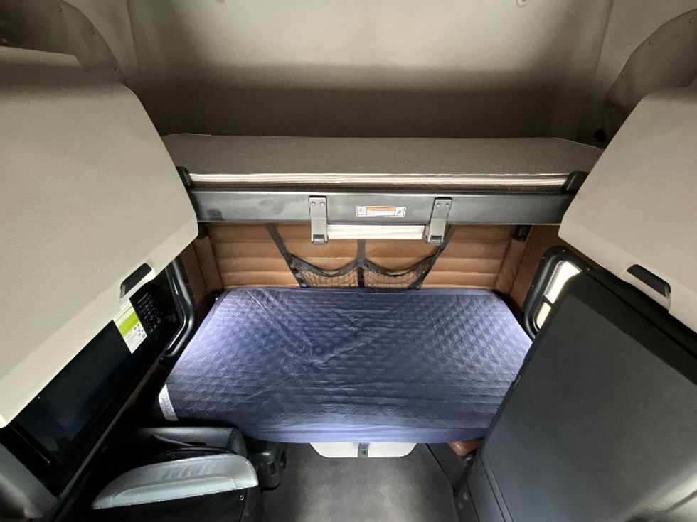 Sleeper Tractor-Heavy Duty Tractors-Freightliner-2021-T12664ST-Boucherville-PQ-834,581\n\t\tkm-$ 77,500 - Image 16