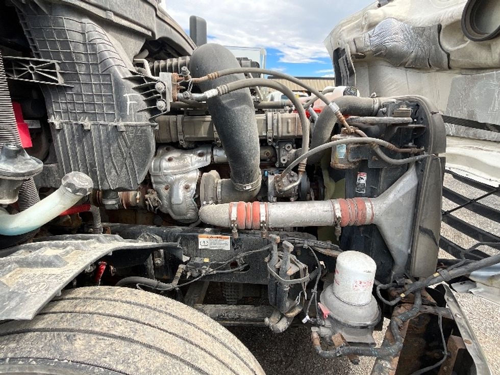 Sleeper Tractor-Heavy Duty Tractors-Freightliner-2021-T12664ST-Boucherville-PQ-834,581\n\t\tkm-$ 77,500 - Image 19