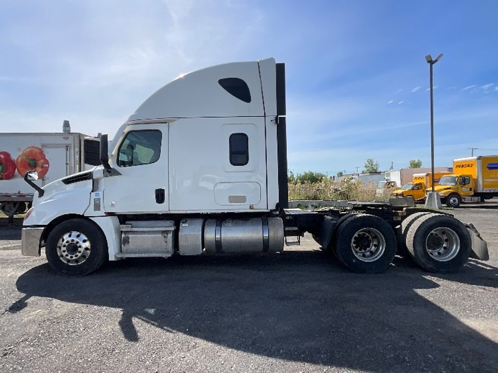 Sleeper Tractor-Heavy Duty Tractors-Freightliner-2021-T12664ST-Boucherville-PQ-834,581\n\t\tkm-$ 77,500 - Image 4