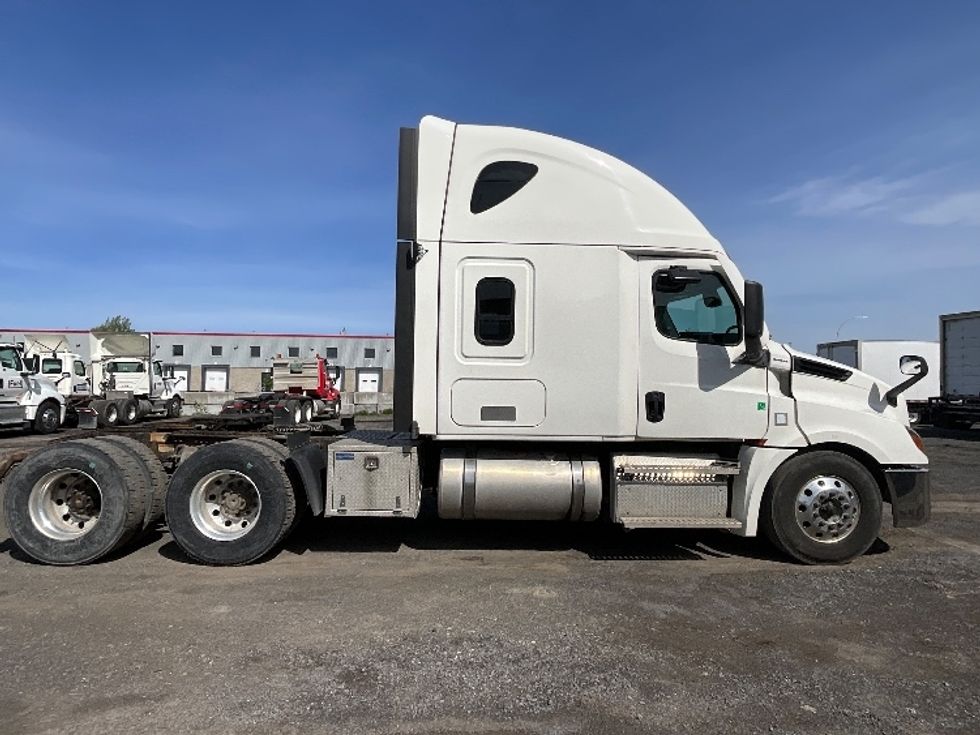 Sleeper Tractor-Heavy Duty Tractors-Freightliner-2021-T12664ST-Boucherville-PQ-834,581\n\t\tkm-$ 77,500 - Image 8