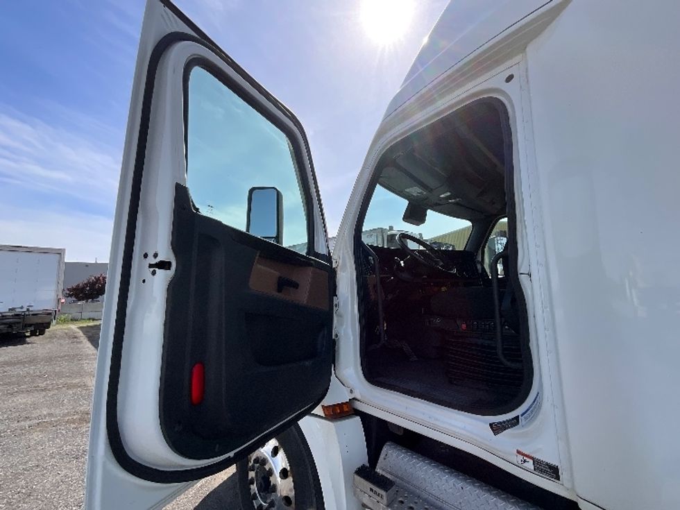 Sleeper Tractor-Heavy Duty Tractors-Freightliner-2021-T12664ST-Boucherville-PQ-834,581\n\t\tkm-$ 77,500 - Image 9