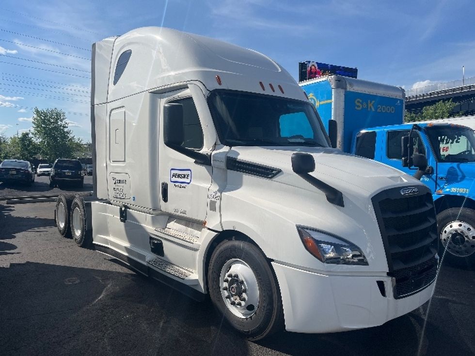 Sleeper Tractor-Heavy Duty Tractors-Freightliner-2021-T12664ST-Braintree-MA-575,201\n\t\tmiles-$ 56,500 - Image 1