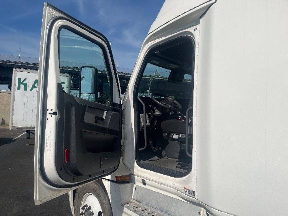 Sleeper Tractor-Heavy Duty Tractors-Freightliner-2021-T12664ST-Braintree-MA-575,201\n\t\tmiles-$ 56,500 - Image 10