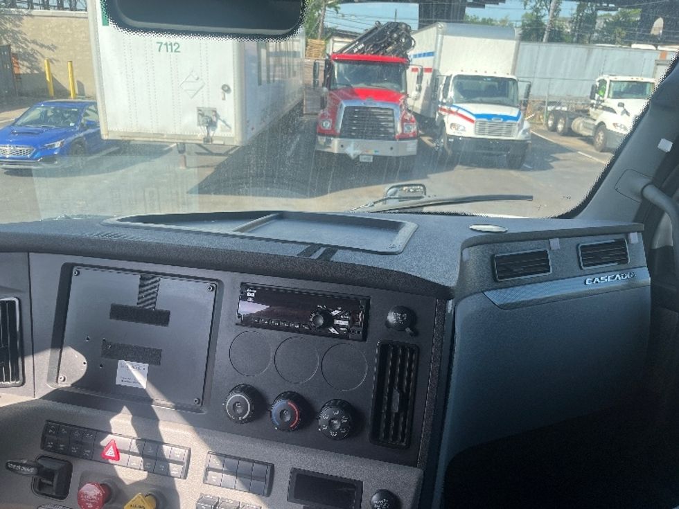 Sleeper Tractor-Heavy Duty Tractors-Freightliner-2021-T12664ST-Braintree-MA-575,201\n\t\tmiles-$ 56,500 - Image 12