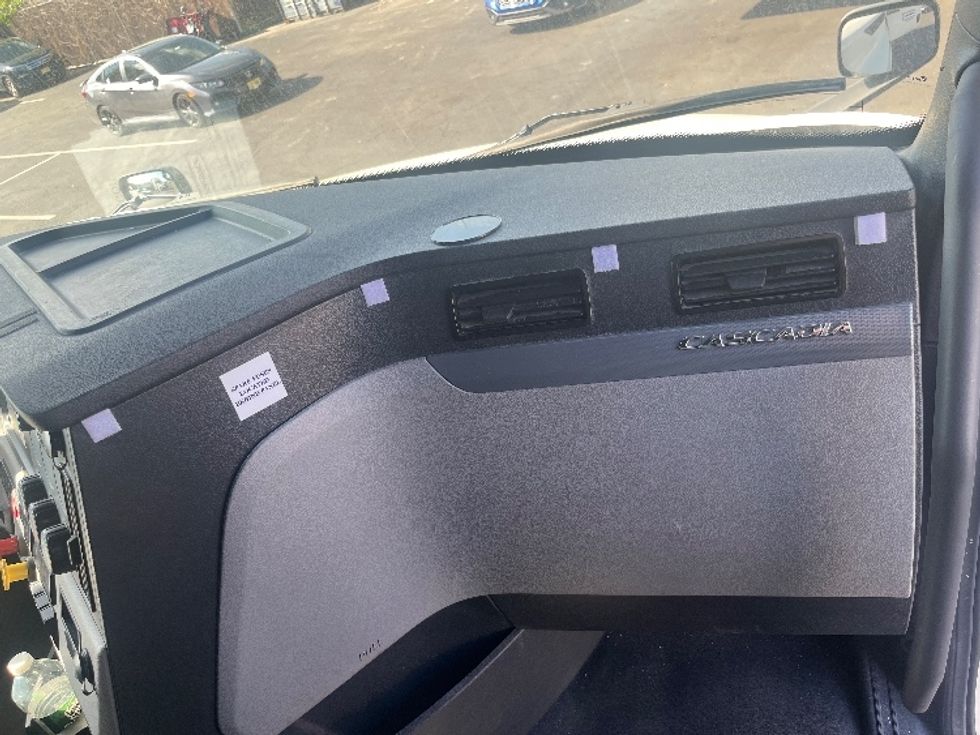 Sleeper Tractor-Heavy Duty Tractors-Freightliner-2021-T12664ST-Braintree-MA-575,201\n\t\tmiles-$ 56,500 - Image 14