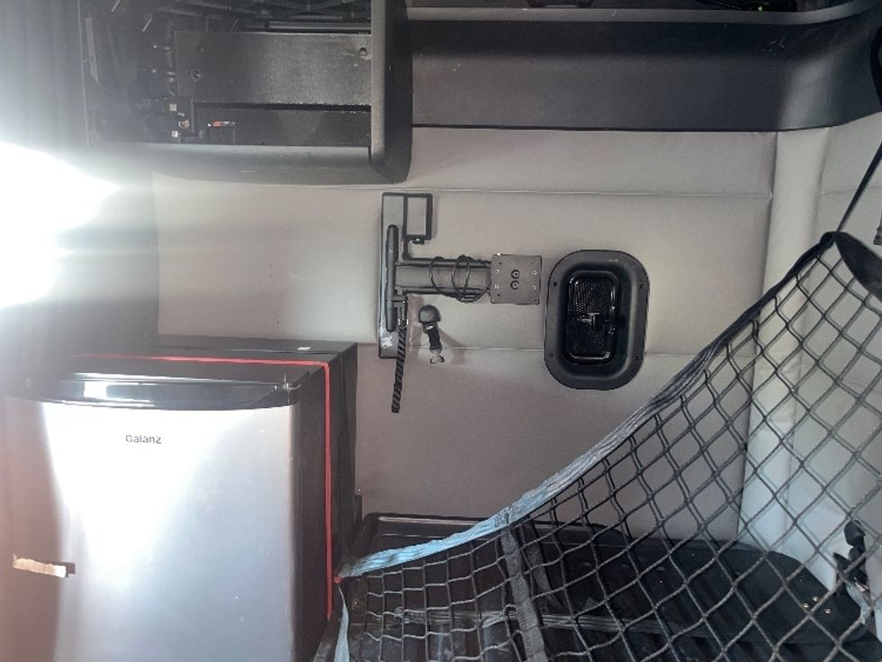 Sleeper Tractor-Heavy Duty Tractors-Freightliner-2021-T12664ST-Braintree-MA-575,201\n\t\tmiles-$ 56,500 - Image 19