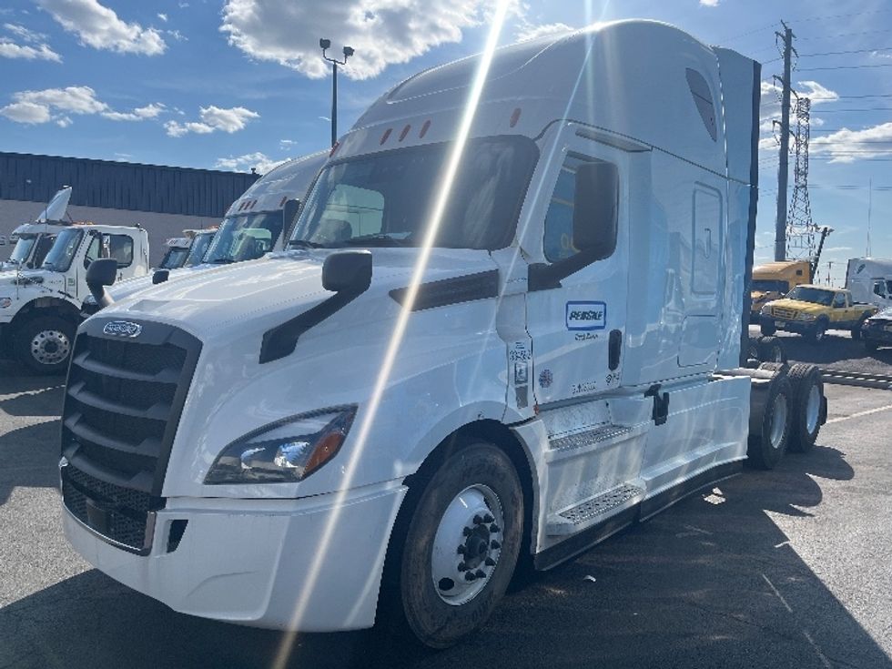 Sleeper Tractor-Heavy Duty Tractors-Freightliner-2021-T12664ST-Braintree-MA-575,201\n\t\tmiles-$ 56,500 - Image 3
