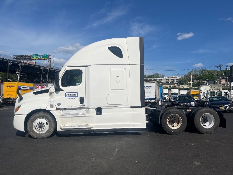 Sleeper Tractor-Heavy Duty Tractors-Freightliner-2021-T12664ST-Braintree-MA-575,201\n\t\tmiles-$ 56,500 - Image 4