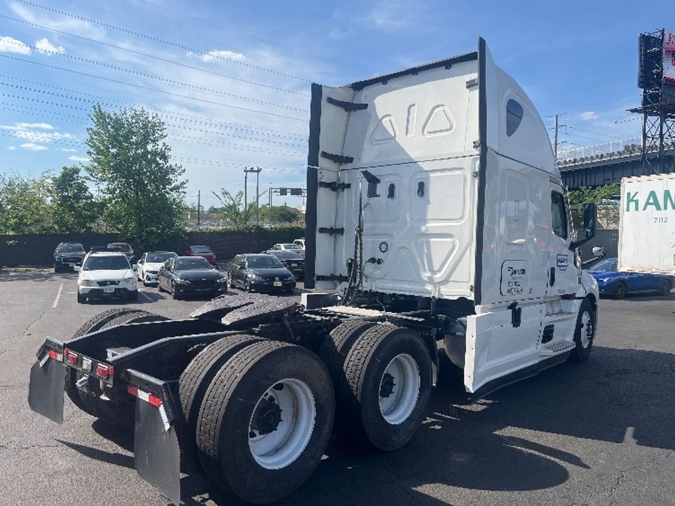 Sleeper Tractor-Heavy Duty Tractors-Freightliner-2021-T12664ST-Braintree-MA-575,201\n\t\tmiles-$ 56,500 - Image 7