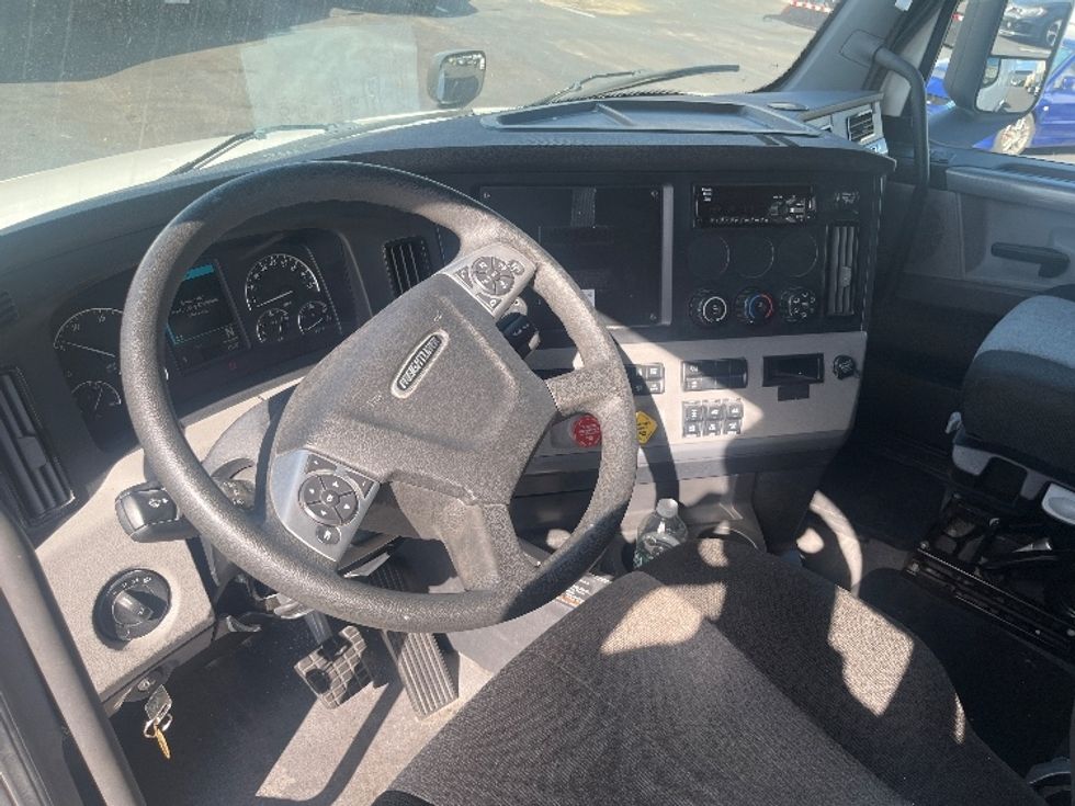 Sleeper Tractor-Heavy Duty Tractors-Freightliner-2021-T12664ST-Braintree-MA-575,201\n\t\tmiles-$ 56,500 - Image 8