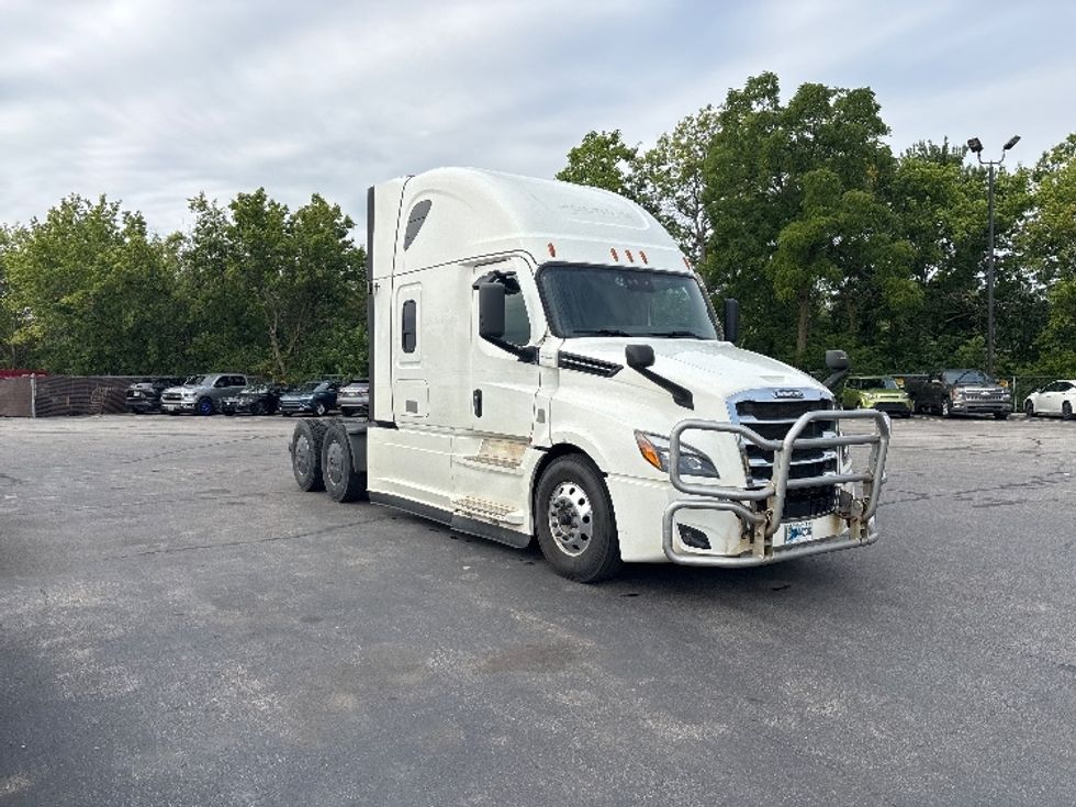 Sleeper Tractor-Heavy Duty Tractors-Freightliner-2021-T12664ST-Brook Park-OH-507,410\n\t\tmiles-$ 68,500 - Image 1