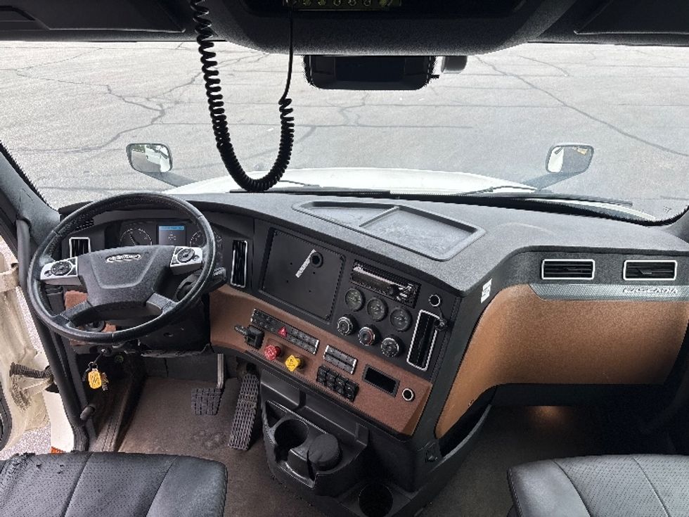 Sleeper Tractor-Heavy Duty Tractors-Freightliner-2021-T12664ST-Brook Park-OH-507,410\n\t\tmiles-$ 68,500 - Image 11
