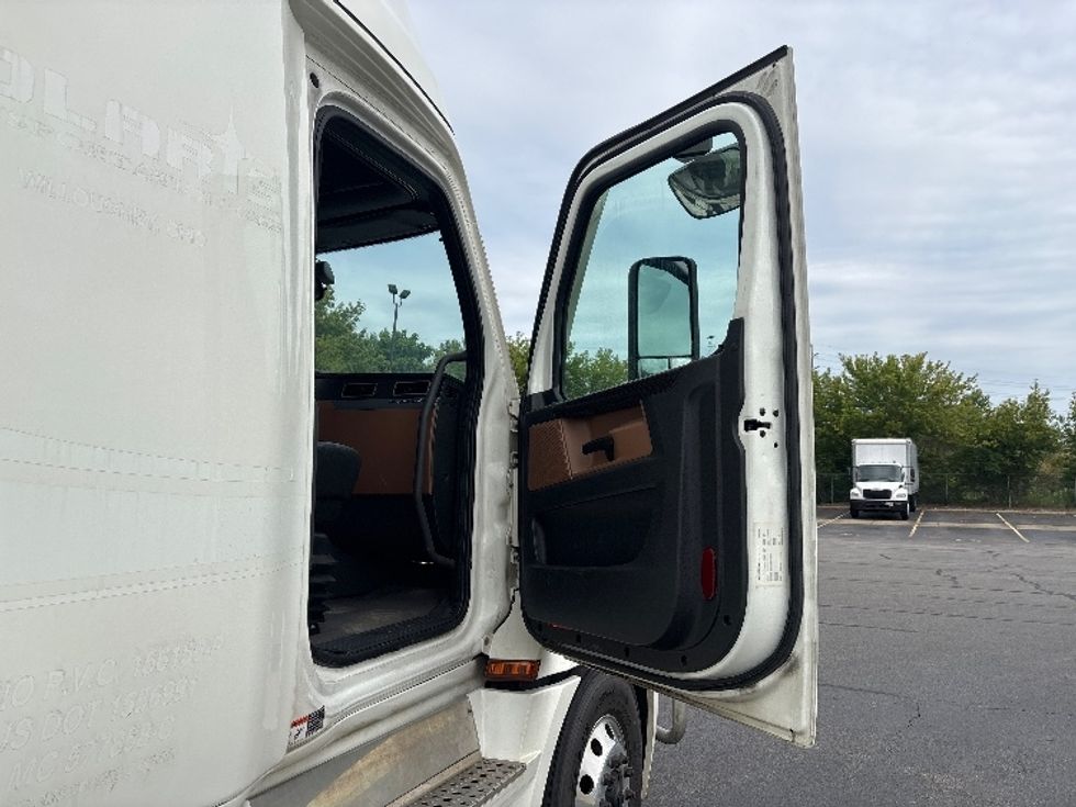 Sleeper Tractor-Heavy Duty Tractors-Freightliner-2021-T12664ST-Brook Park-OH-507,410\n\t\tmiles-$ 68,500 - Image 12