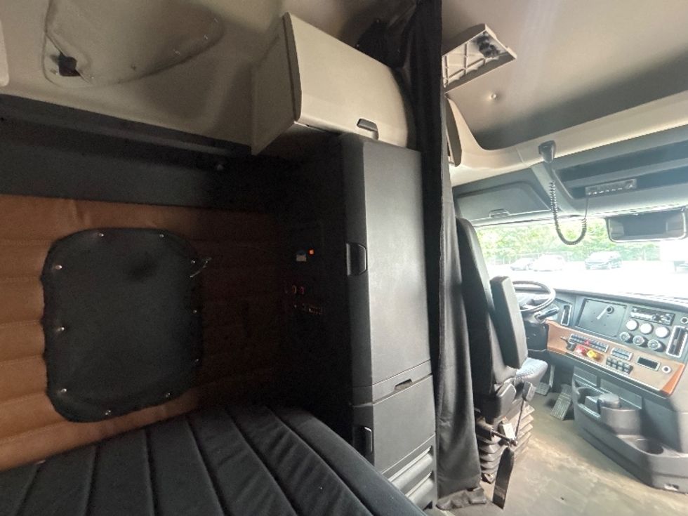Sleeper Tractor-Heavy Duty Tractors-Freightliner-2021-T12664ST-Brook Park-OH-507,410\n\t\tmiles-$ 68,500 - Image 16