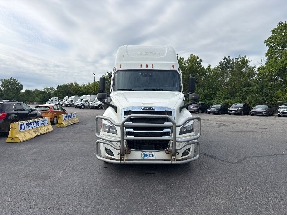 Sleeper Tractor-Heavy Duty Tractors-Freightliner-2021-T12664ST-Brook Park-OH-507,410\n\t\tmiles-$ 68,500 - Image 2