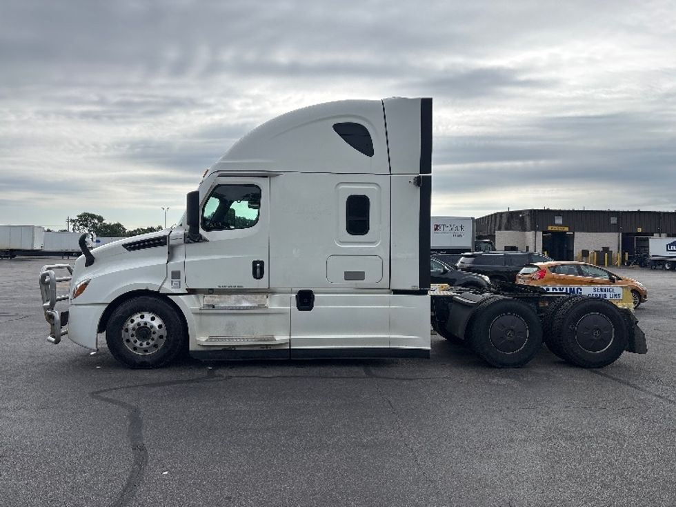 Sleeper Tractor-Heavy Duty Tractors-Freightliner-2021-T12664ST-Brook Park-OH-507,410\n\t\tmiles-$ 68,500 - Image 4