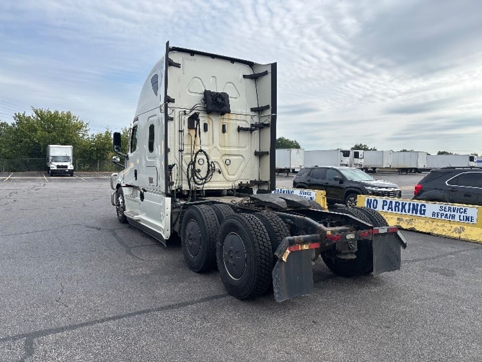 Sleeper Tractor-Heavy Duty Tractors-Freightliner-2021-T12664ST-Brook Park-OH-507,410\n\t\tmiles-$ 68,500 - Image 5