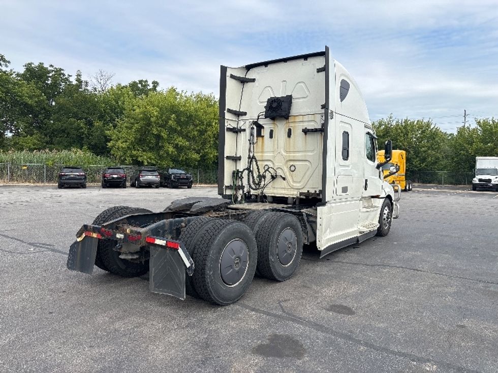 Sleeper Tractor-Heavy Duty Tractors-Freightliner-2021-T12664ST-Brook Park-OH-507,410\n\t\tmiles-$ 68,500 - Image 7