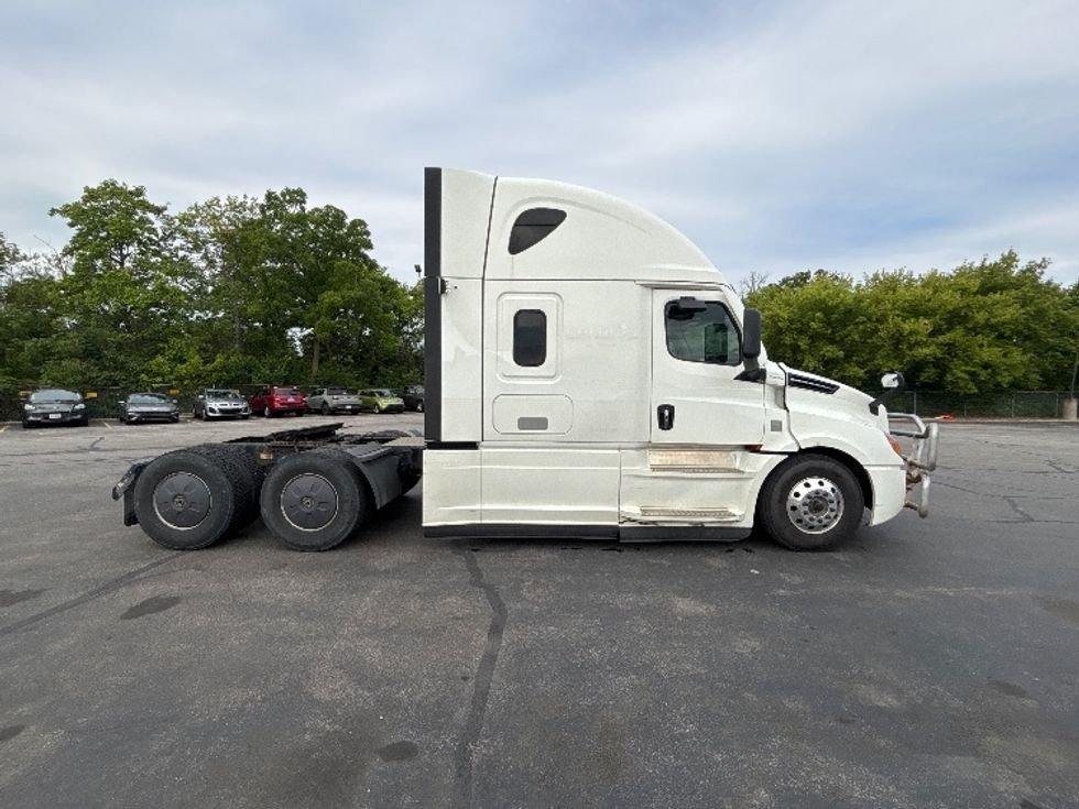 Sleeper Tractor-Heavy Duty Tractors-Freightliner-2021-T12664ST-Brook Park-OH-507,410\n\t\tmiles-$ 68,500 - Image 8