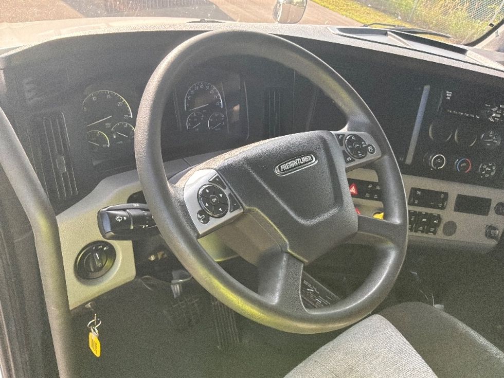 Sleeper Tractor-Heavy Duty Tractors-Freightliner-2021-T12664ST-Brooklyn Park-MN-479,664\n\t\tmiles-$ 73,750 - Image 10