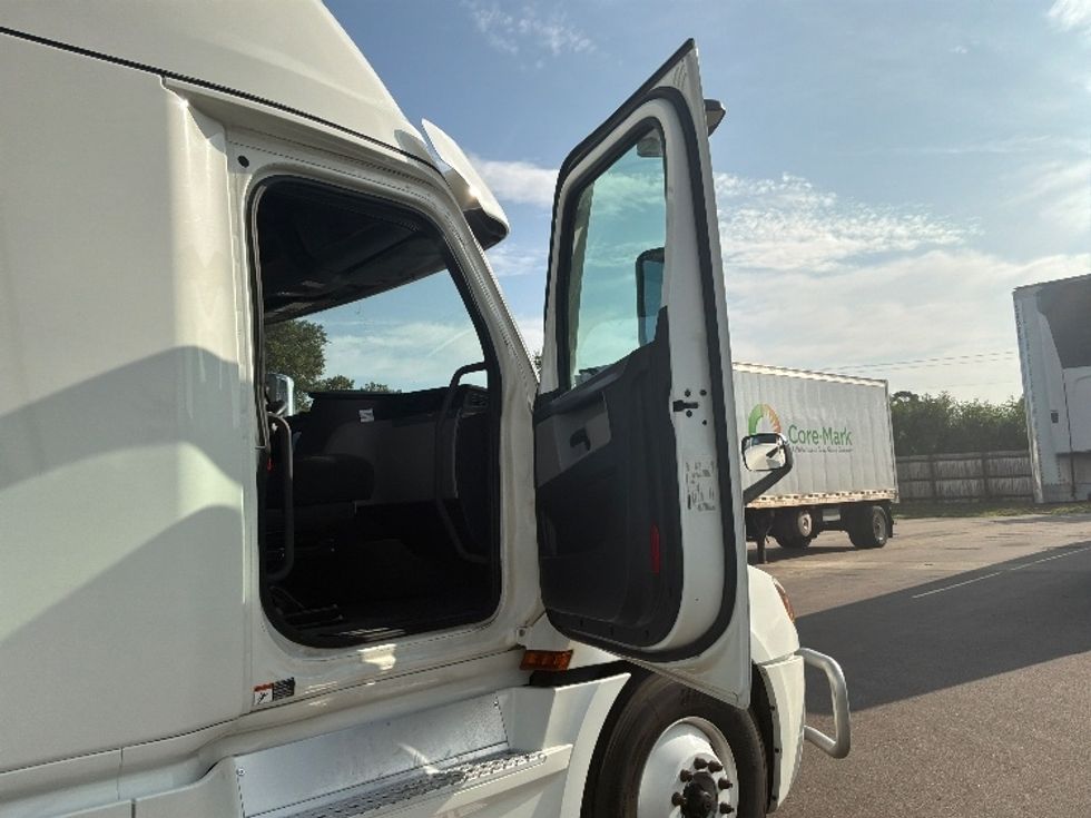 Sleeper Tractor-Heavy Duty Tractors-Freightliner-2021-T12664ST-Brooklyn Park-MN-479,664\n\t\tmiles-$ 73,750 - Image 13