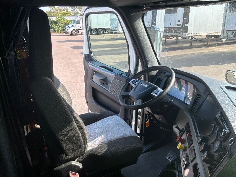 Sleeper Tractor-Heavy Duty Tractors-Freightliner-2021-T12664ST-Brooklyn Park-MN-479,664\n\t\tmiles-$ 73,750 - Image 15