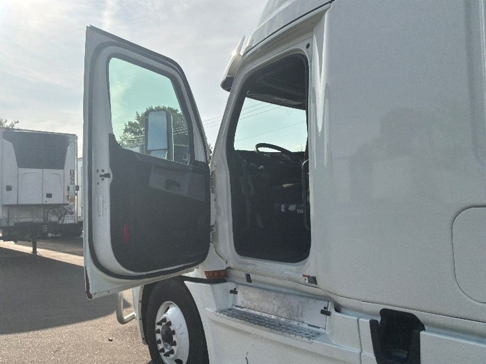 Sleeper Tractor-Heavy Duty Tractors-Freightliner-2021-T12664ST-Brooklyn Park-MN-479,664\n\t\tmiles-$ 73,750 - Image 9