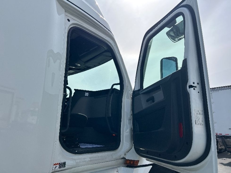 Sleeper Tractor-Heavy Duty Tractors-Freightliner-2021-T12664ST-Brooklyn Park-MN-623,968\n\t\tmiles-$ 47,500 - Image 13