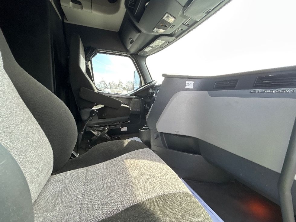 Sleeper Tractor-Heavy Duty Tractors-Freightliner-2021-T12664ST-Brooklyn Park-MN-623,968\n\t\tmiles-$ 47,500 - Image 15