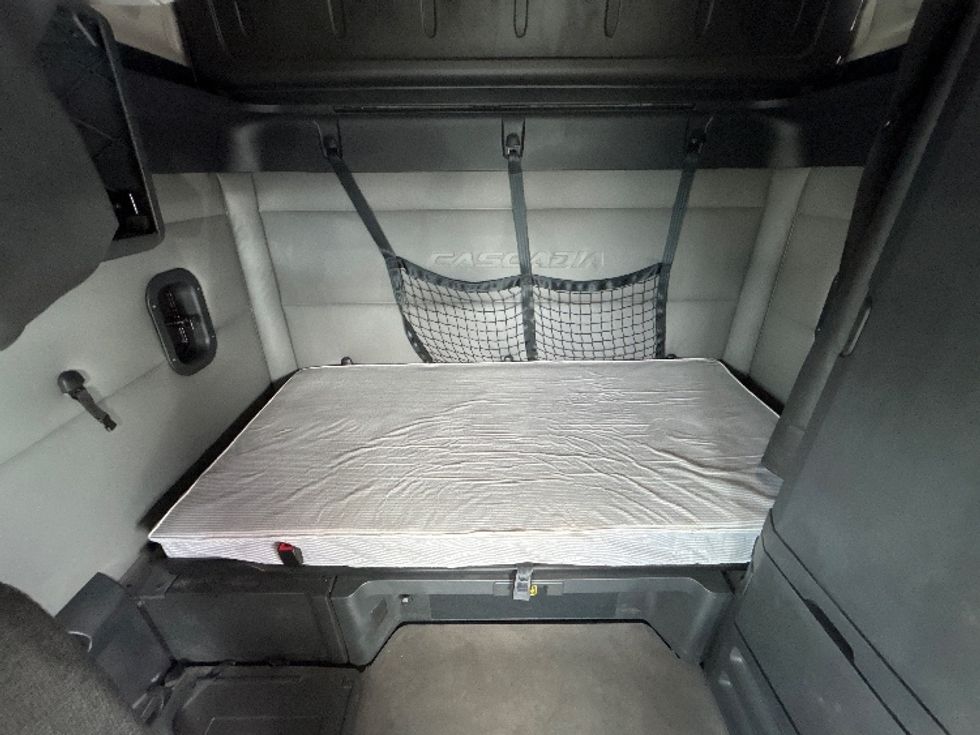 Sleeper Tractor-Heavy Duty Tractors-Freightliner-2021-T12664ST-Brooklyn Park-MN-623,968\n\t\tmiles-$ 47,500 - Image 16