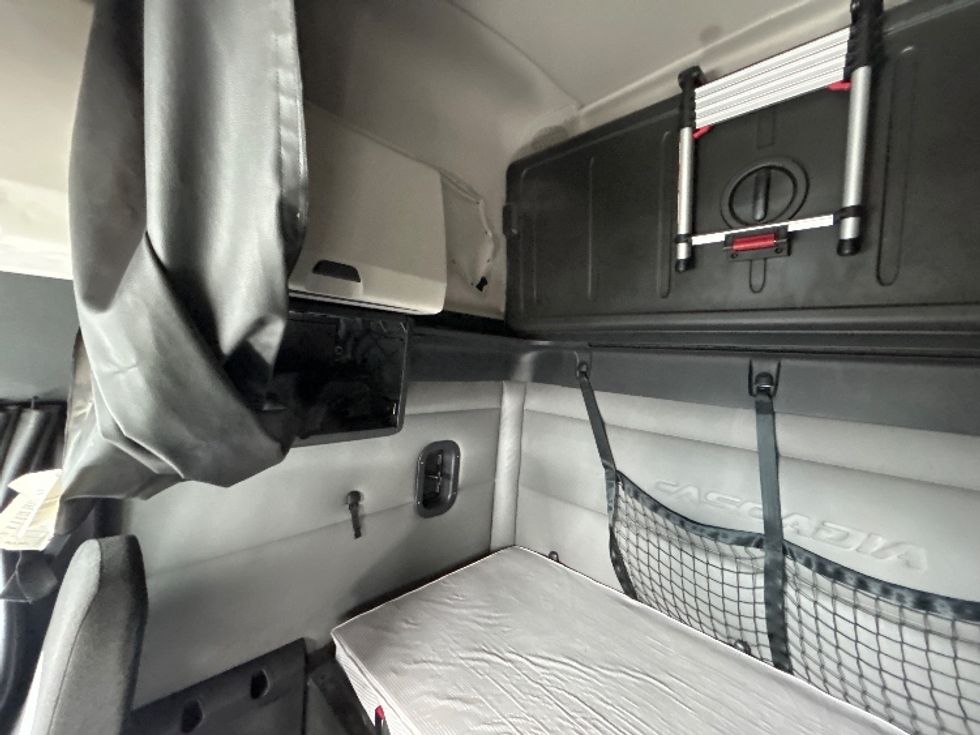 Sleeper Tractor-Heavy Duty Tractors-Freightliner-2021-T12664ST-Brooklyn Park-MN-623,968\n\t\tmiles-$ 47,500 - Image 19